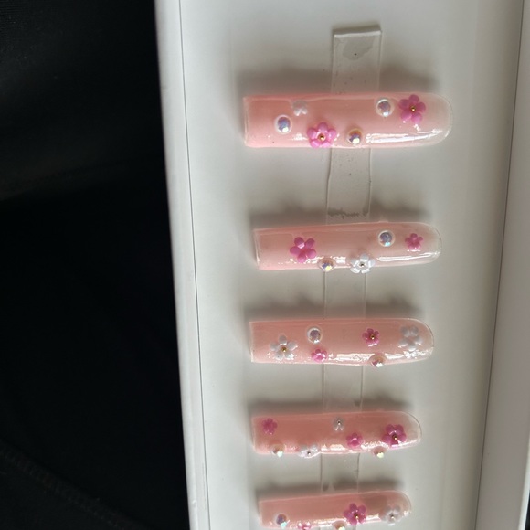 Press on nails - Picture 3 of 3